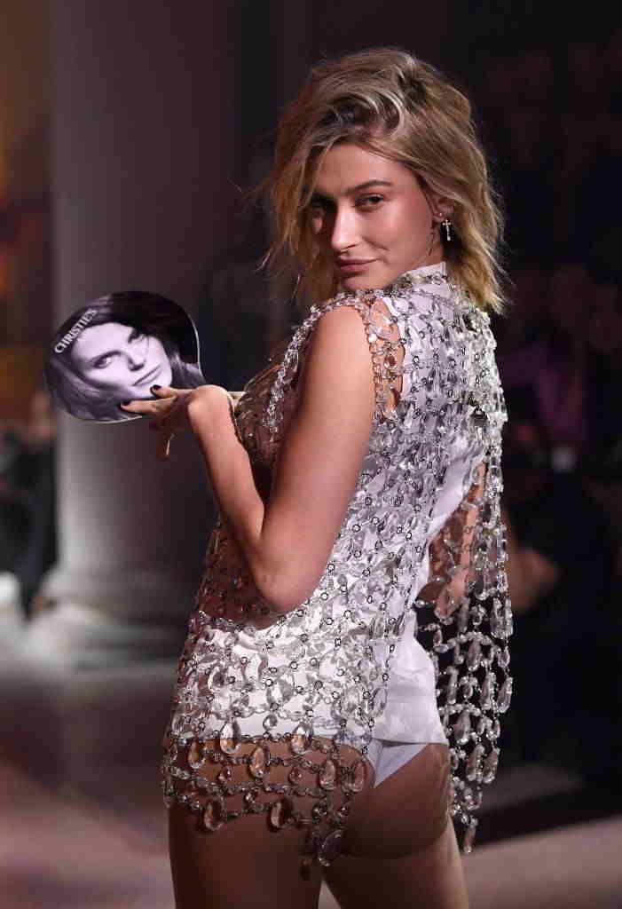 Cəsarətli libası ilə adından söz etdirdi -  FOTOLAR